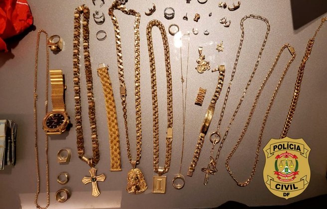 Cord&otilde;es, colares e an&eacute;is de ouro foram recolhidos durante opera&ccedil;&atilde;o policial - Foto: Pol&iacute;cia Civil/Divulga&ccedil;&atilde;o